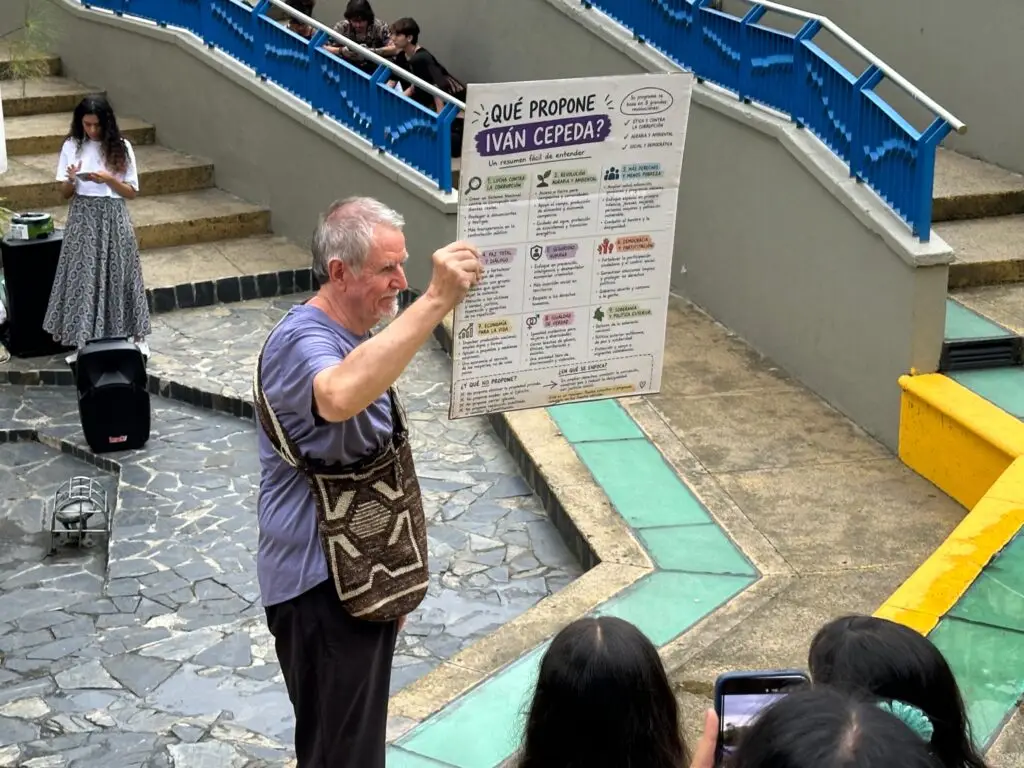 Plantón en la Plazoleta Jairo Varela en apoyo a Cepeda. Foto: CW+