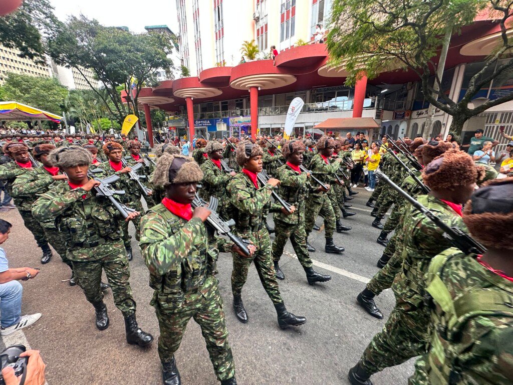 Cali vive el desfile militar del 20 de julio
