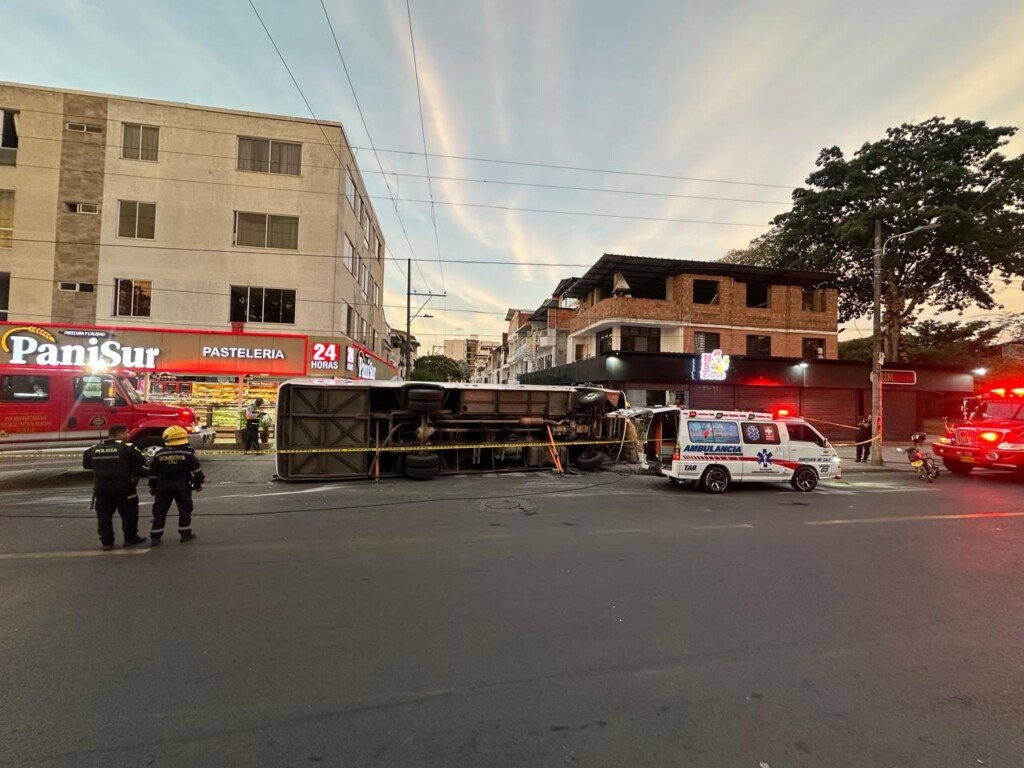 Así quedó el vehículo en plena vía. Foto: Movilidad Cali