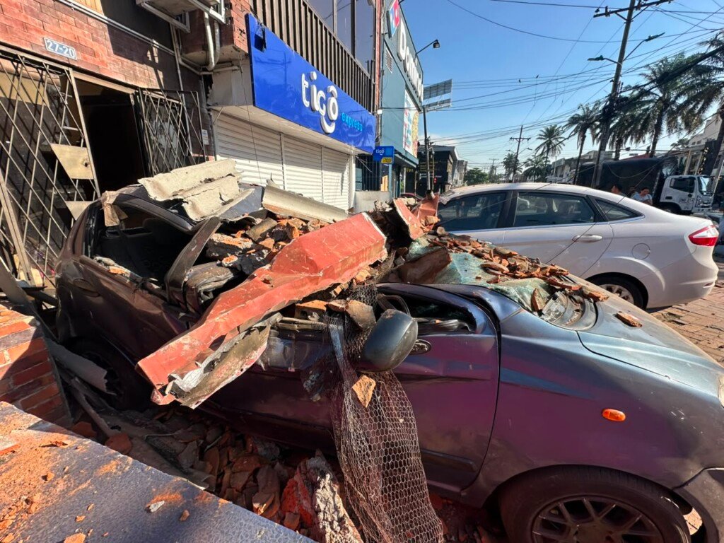 Carros bajo los escombros. Foto: CW+