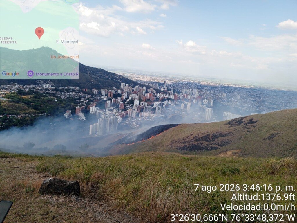 Incendio forestal en Cristo Rey. Foto: Bomberos Cali