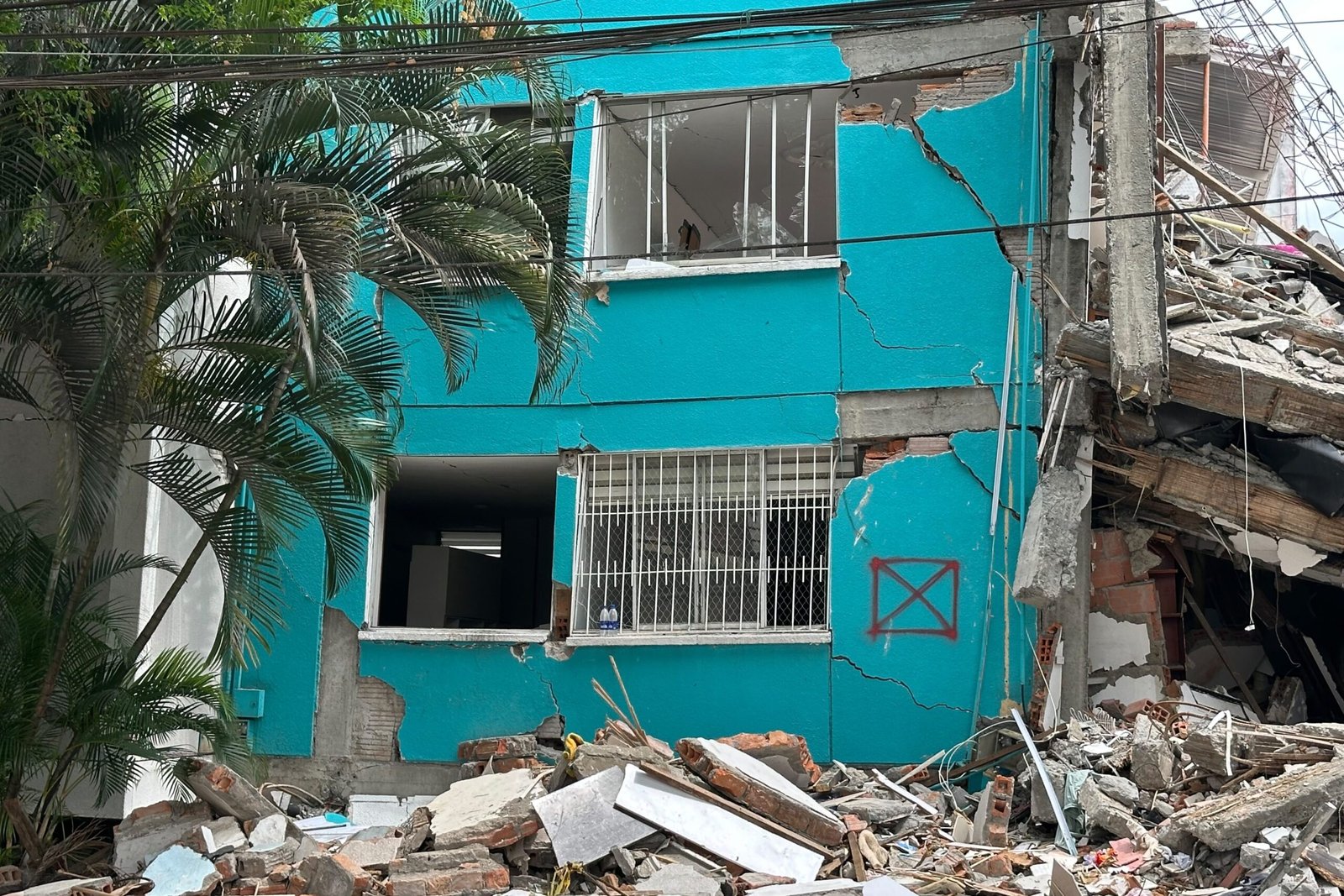 Inicia demolición de edificio en Cuarto de Legua por riesgo de colapso