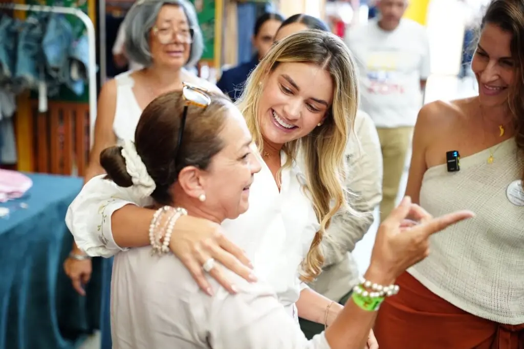 Empresas y voluntarios entregan ropa nueva a 10 mil afectados en Cali