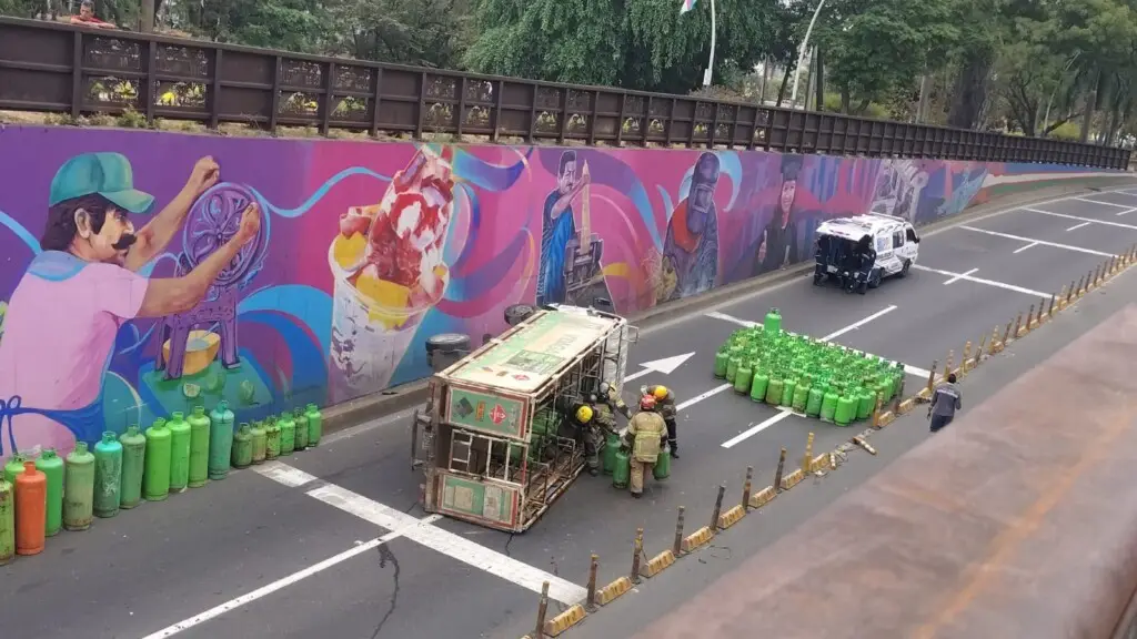 Emergencia en el Túnel Mundialista de Cali por camión de gas volcado