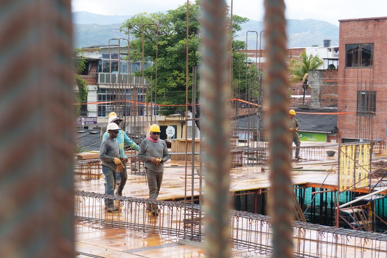 Obreros caminan entre las varillas de la estructura del nuevo Hospital Primitivo Iglesias