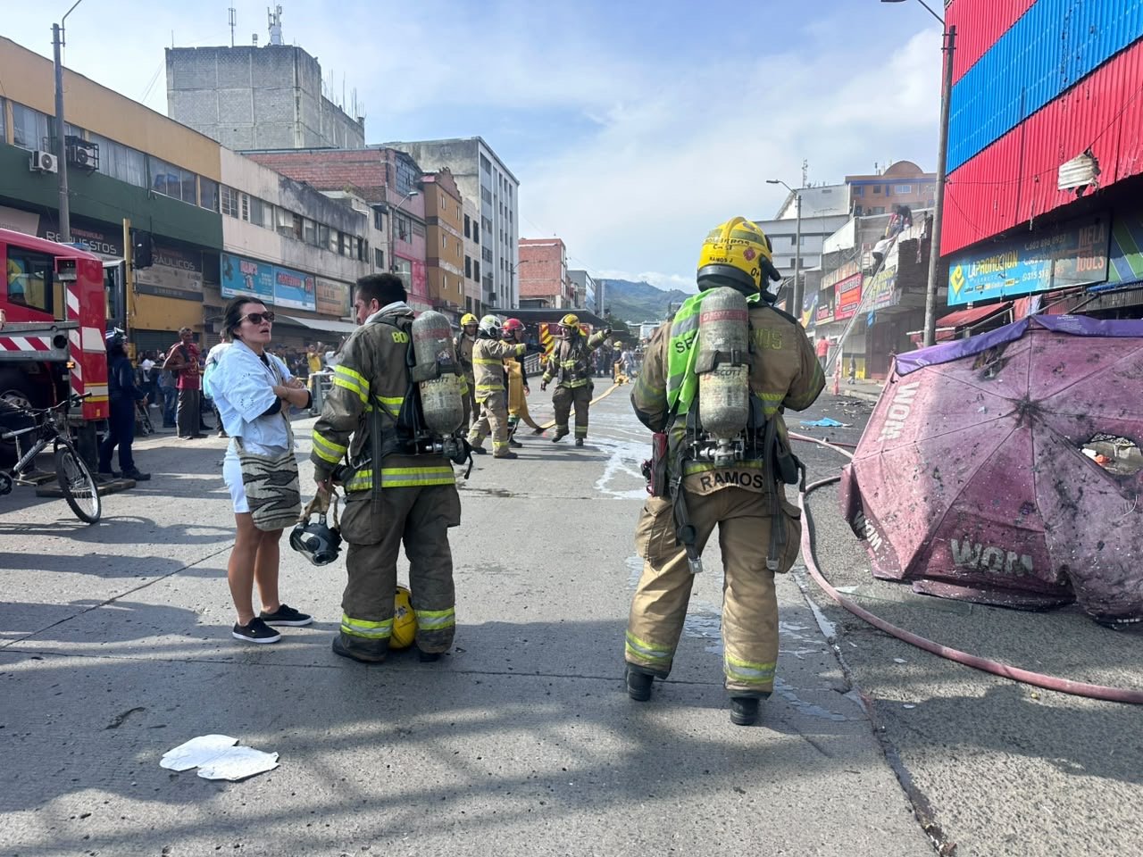 Bomberos atienden emergencia por incendio. Foto: CW+