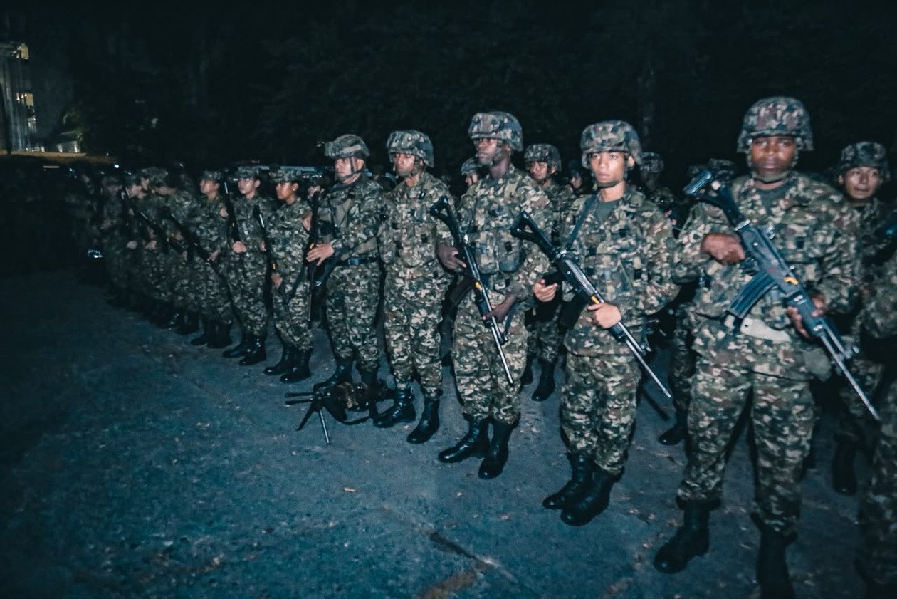 Soldados del Ejército formados de noche, con fusiles, en la Megatoma en Palmira
