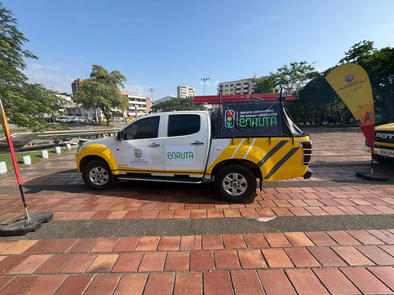Camioneta del Grupo Operativo de Semaforización de ENRUTA, con el logo de la Alcaldía de Cali en la puerta