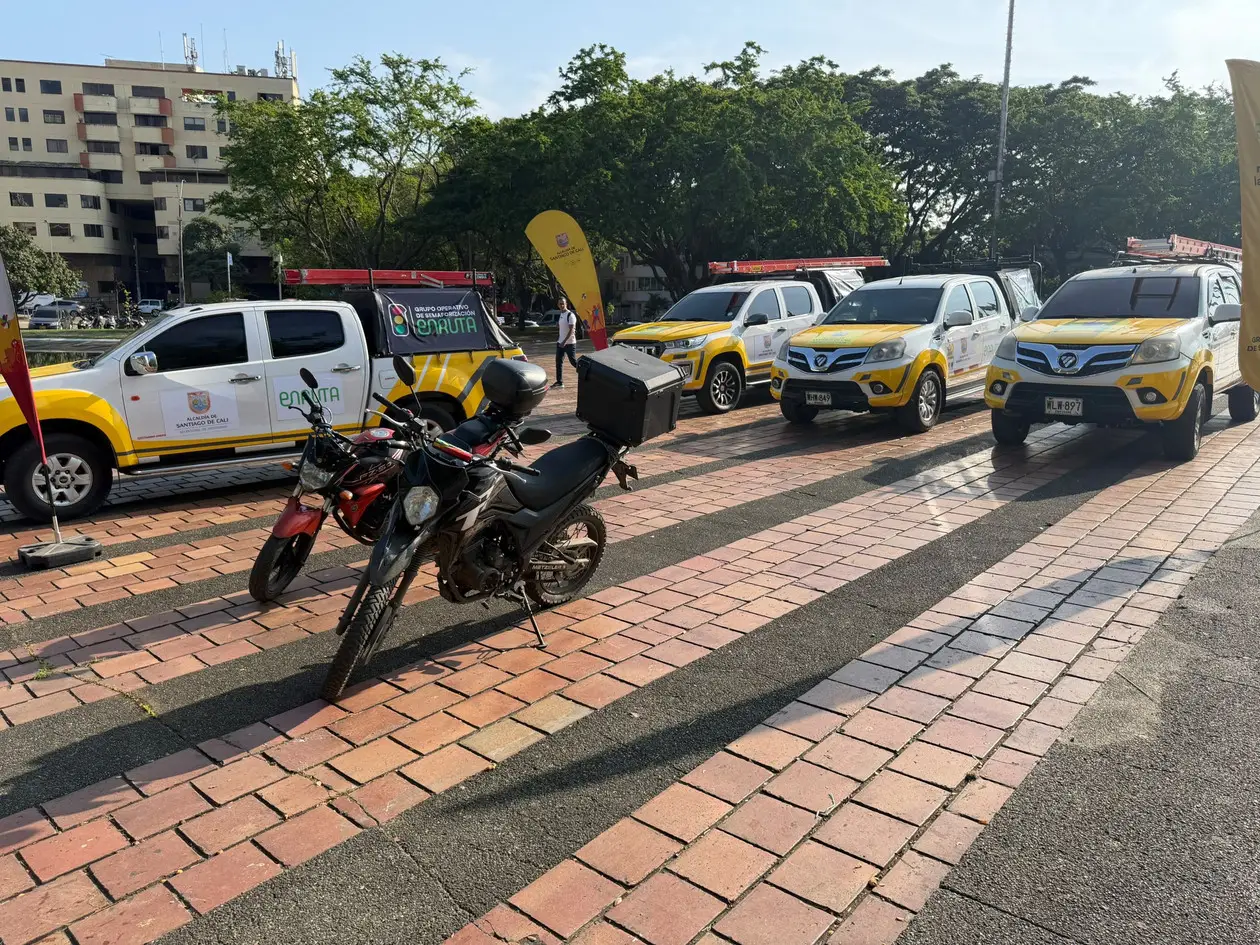 Camionetas y motocicletas de la flota de la red semafórica de Cali, con el logo de ENRUTA y de la Alcaldía