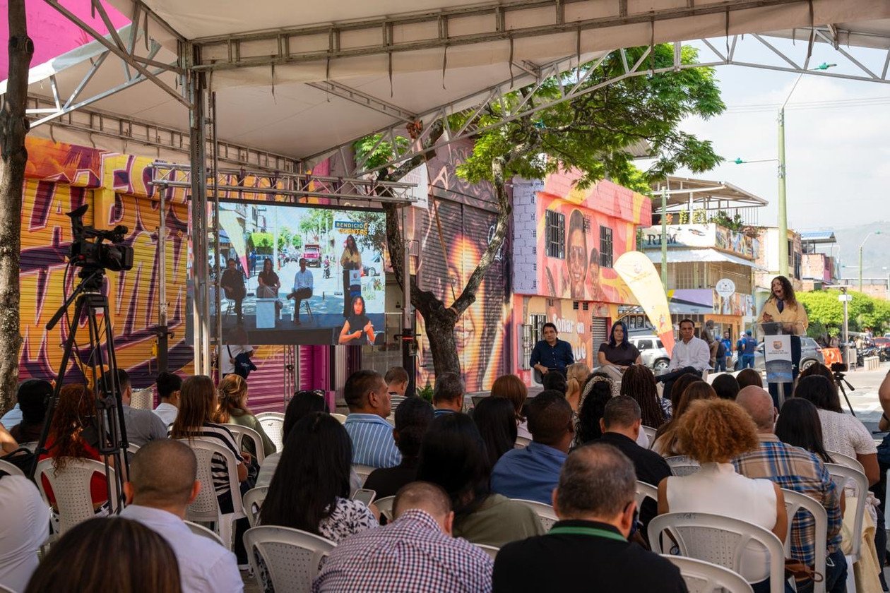 Asistentes a la Rendición de Cuentas de la Secretaría de Seguridad y Justicia, bajo una carpa en el barrio Obrero
