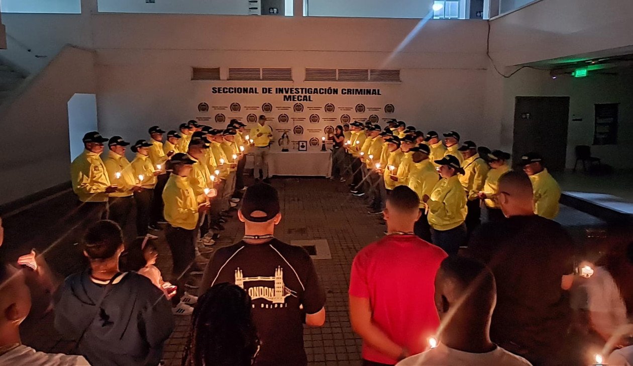 Uniformados con chaquetas amarillas y velas durante la velatón por la patrullera María José Recuero