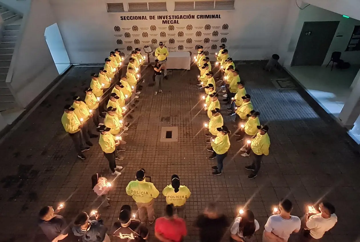 Vista aérea de la velatón en honor a la patrullera María José Recuero con uniformados y velas